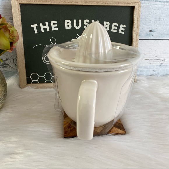 Rae Dunn SQUEEZE Juicer White Pottery Citrus Lime Lemon Juice Cottage Core Tools - Picture 7 of 7